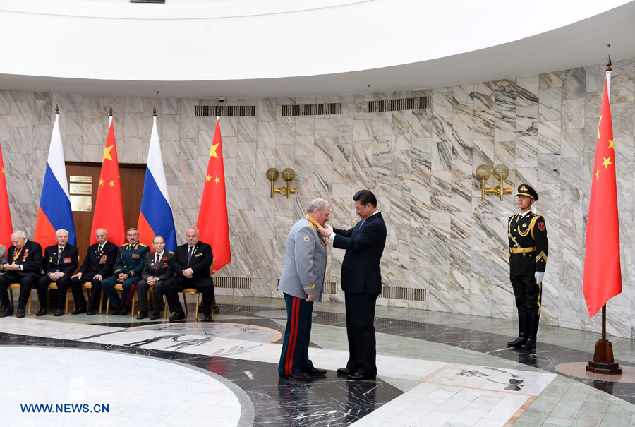 Le président chinois honore des anciens combattants russes de la Seconde Guerre mondiale et leur offre des médailles 