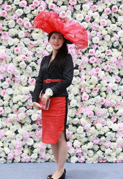 Une jeune femme prend la pause, à l'occasion de la LGCT, la compétition internationale de saut d'obstacles à Shanghai, le 9 mai 2015. [Photo/IC]