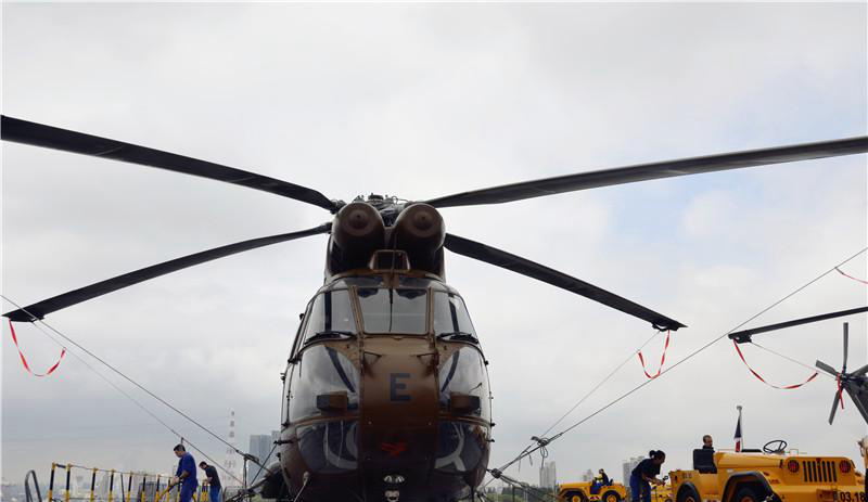 Des journalistes chinois ont été invités à visiter le navire français Dixmude de class Mistral, qui était arrivée à Shanghai samedi dernier pour une visite de 7 jours. 