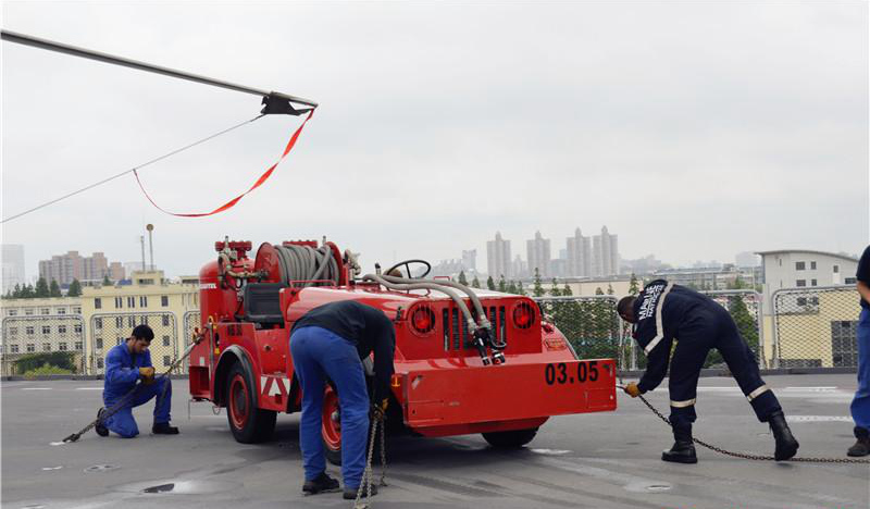 Des journalistes chinois ont été invités à visiter le navire français Dixmude de class Mistral, qui était arrivée à Shanghai samedi dernier pour une visite de 7 jours. 