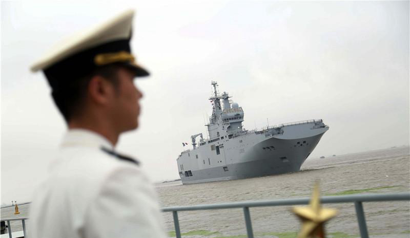 Des journalistes chinois ont été invités à visiter le navire français Dixmude de class Mistral, qui était arrivée à Shanghai samedi dernier pour une visite de 7 jours. 