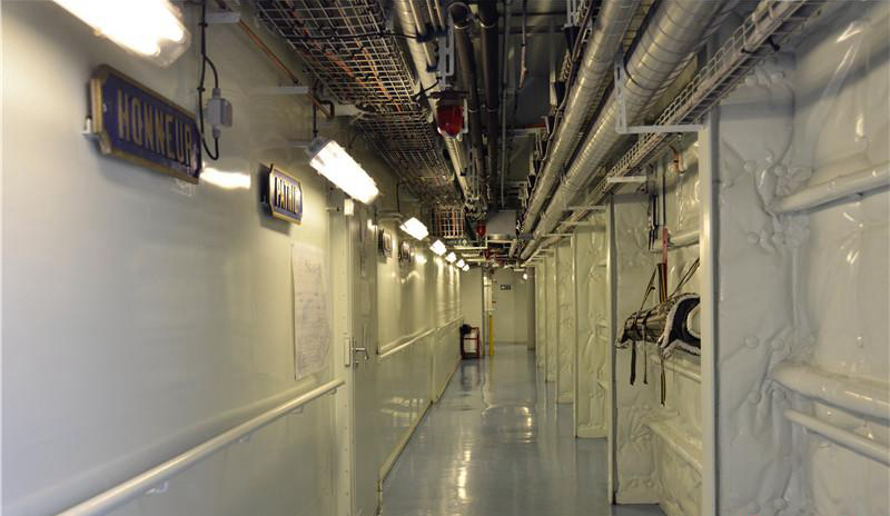 Des journalistes chinois ont été invités à visiter le navire français Dixmude de class Mistral, qui était arrivée à Shanghai samedi dernier pour une visite de 7 jours. 