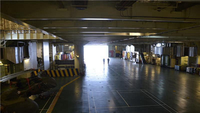 Des journalistes chinois ont été invités à visiter le navire français Dixmude de class Mistral, qui était arrivée à Shanghai samedi dernier pour une visite de 7 jours. 