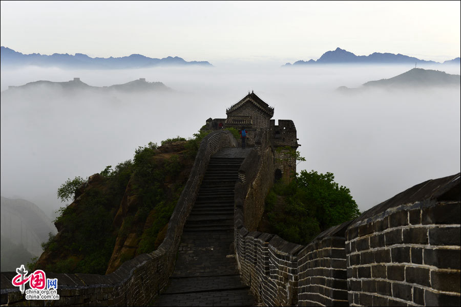 Chine : la Grande Muraille navigue dans une mer de nuages