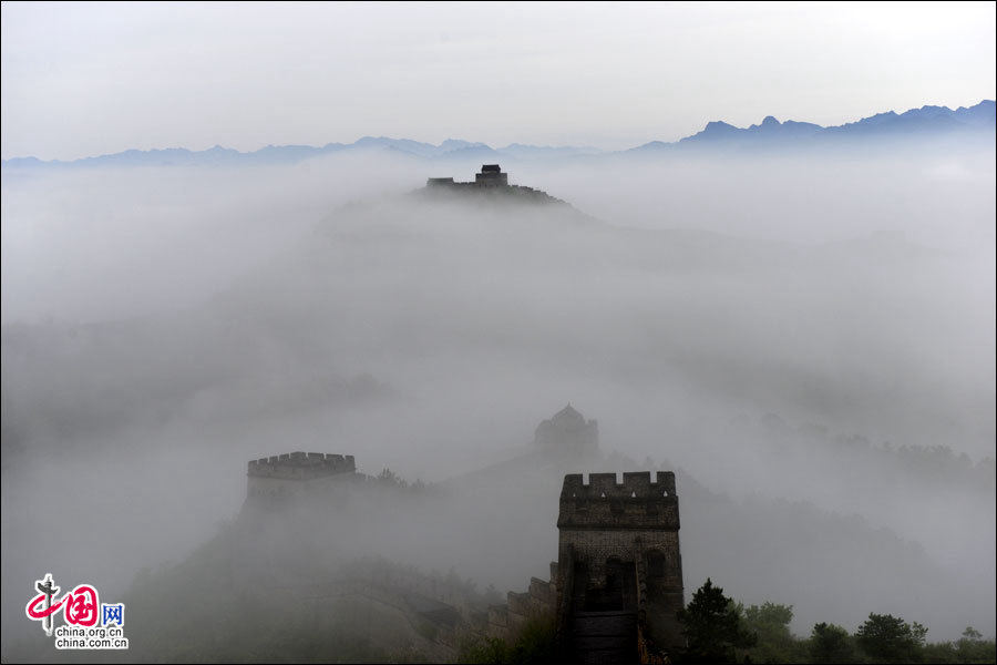 Chine : la Grande Muraille navigue dans une mer de nuages