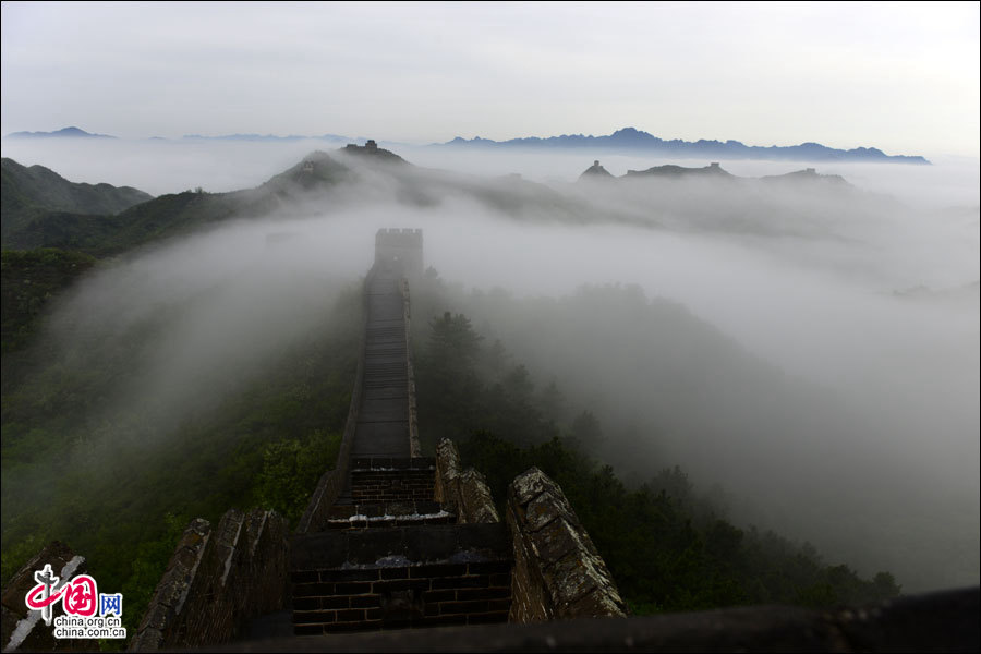 Chine : la Grande Muraille navigue dans une mer de nuages