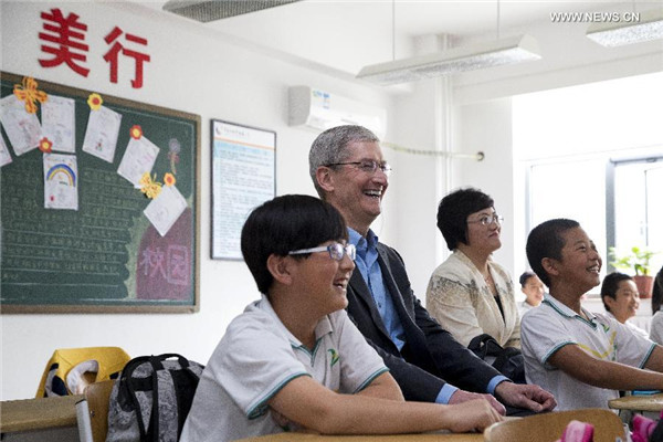 Tim Cook assiste à une leçon à l'école primaire de l'Université de Communication de Chine, le 12 mai 2015. [Photo / Xinhua]