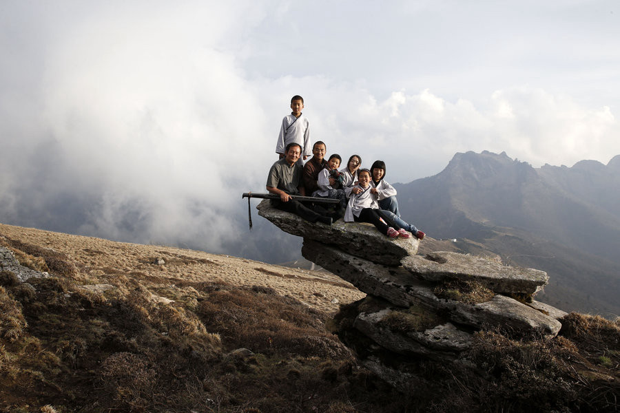 Les étudiants prennent une photo de groupe avec leurs enseignants en pleine montagne, le 5 mai 2015. [Photo/CFP]