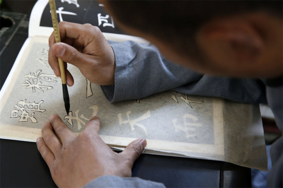 Un étudiant pratique la calligraphie. [Photo/CFP]