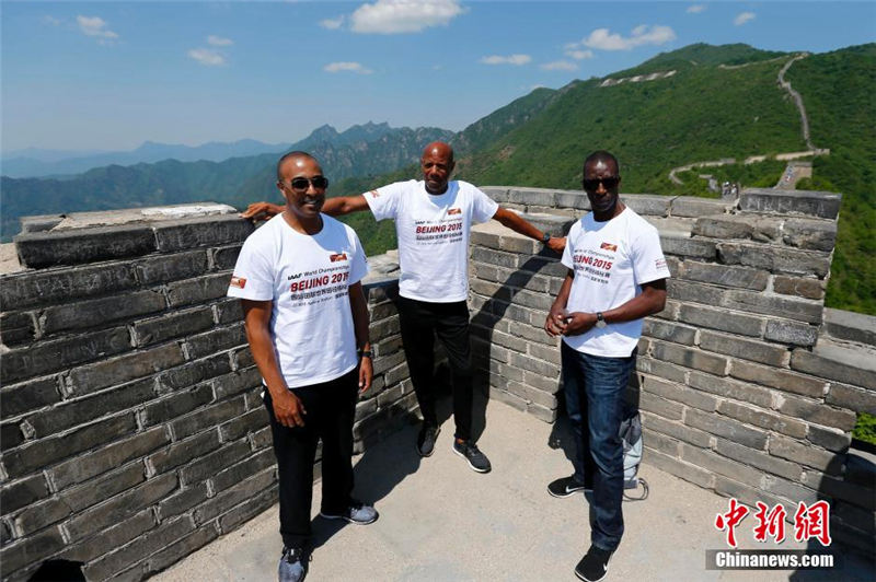 Les athlètes de premier plan Colin Ray Jackson, Michael Johnson et Mike Powel visitent la Grande Muraille à Beijing le 15 mai 2015.