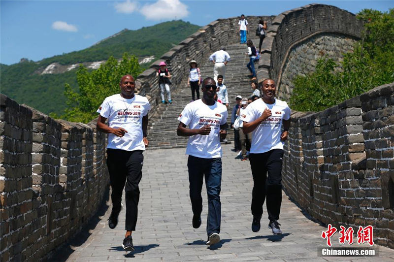 Les athlètes de premier plan Colin Ray Jackson, Michael Johnson et Mike Powel visitent la Grande Muraille à Beijing le 15 mai 2015.