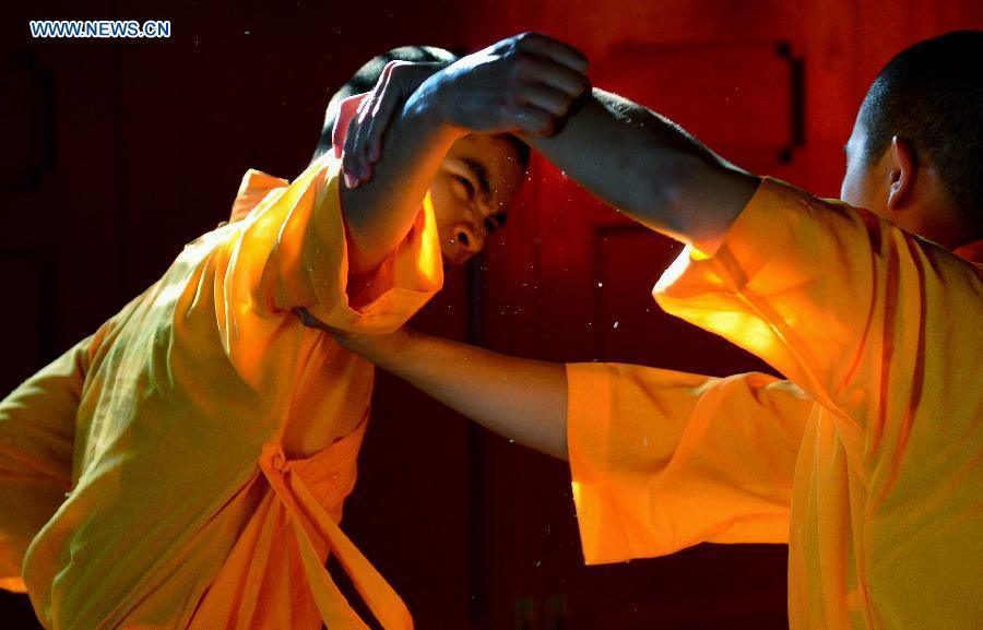 Des moines pratiquent le kung-fu au temple Shaolin de Quanzhou