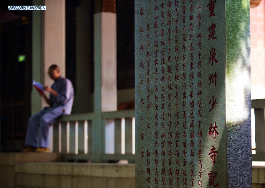 Des moines pratiquent le kung-fu au temple Shaolin de Quanzhou