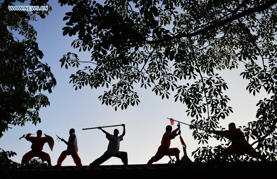 Des moines pratiquent le kung-fu au temple Shaolin de Quanzhou