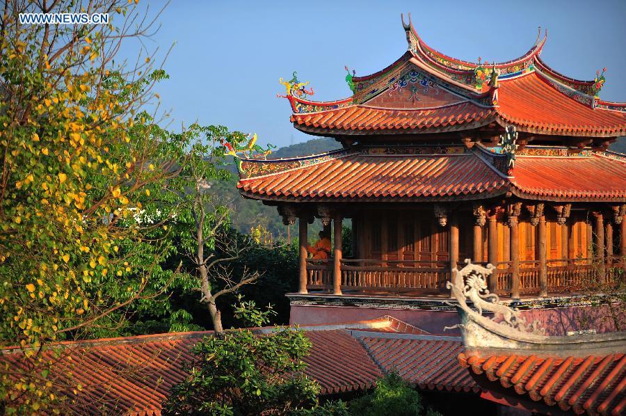 Des moines pratiquent le kung-fu au temple Shaolin de Quanzhou