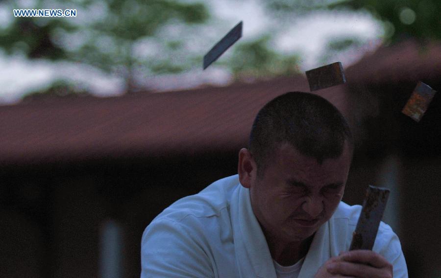 Des moines pratiquent le kung-fu au temple Shaolin de Quanzhou