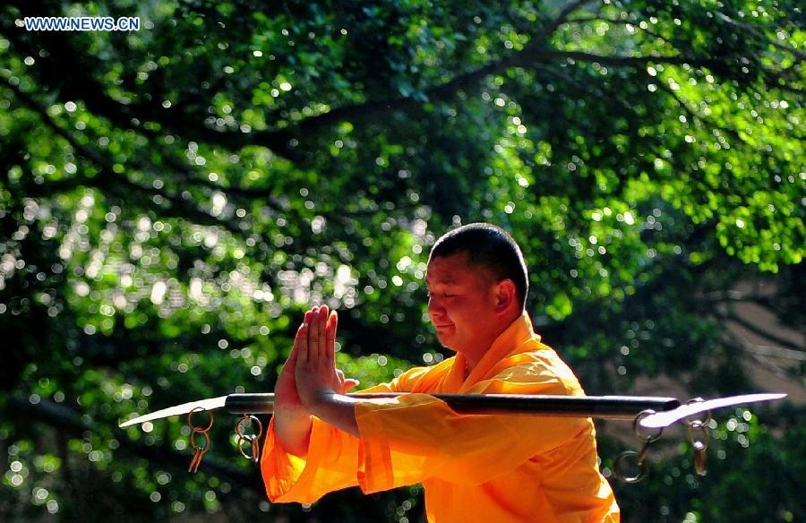 Des moines pratiquent le kung-fu au temple Shaolin de Quanzhou