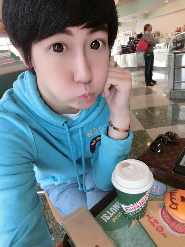 Un mannequin chinois critiqué en ligne pour des selfies nus au milieu de tas d'argent et des critiques ouvertes des « gens laids»
