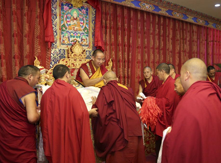 Le panchen-lama rencontre des érudits du bouddhisme tibétain à Beijing