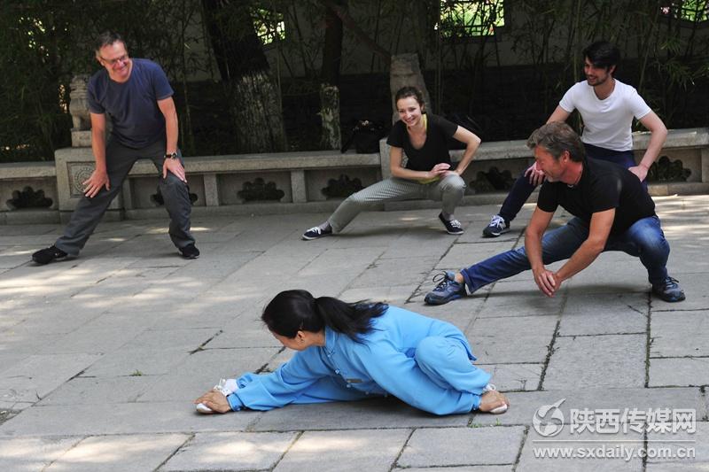 Photos : des touristes français apprennent le tai-chi dans un parc de Xi’an