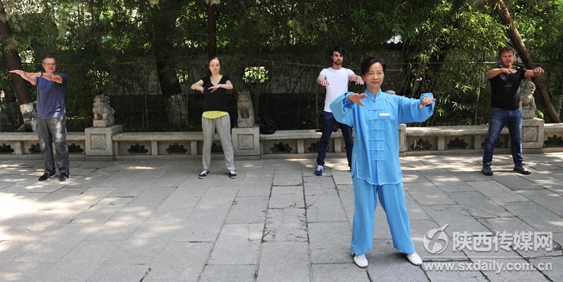 Photos : des touristes français apprennent le tai-chi dans un parc de Xi’an