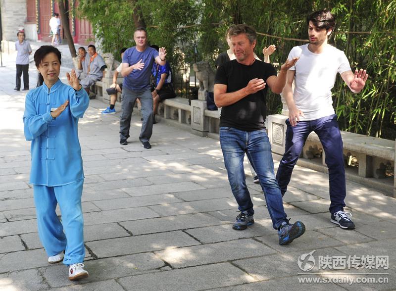 Photos : des touristes français apprennent le tai-chi dans un parc de Xi’an