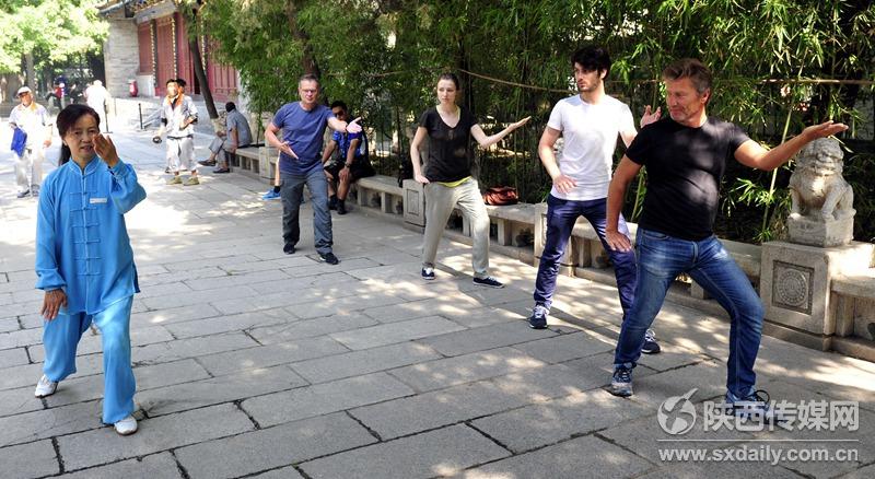 Photos : des touristes français apprennent le tai-chi dans un parc de Xi’an