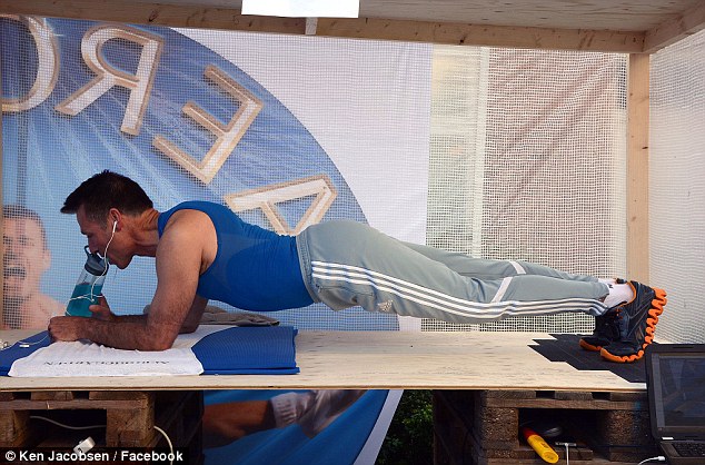 Ce week-end, l'instructeur de conditionnement physique Tom Hoel a établi un nouveau record du monde de la plus longue planche.