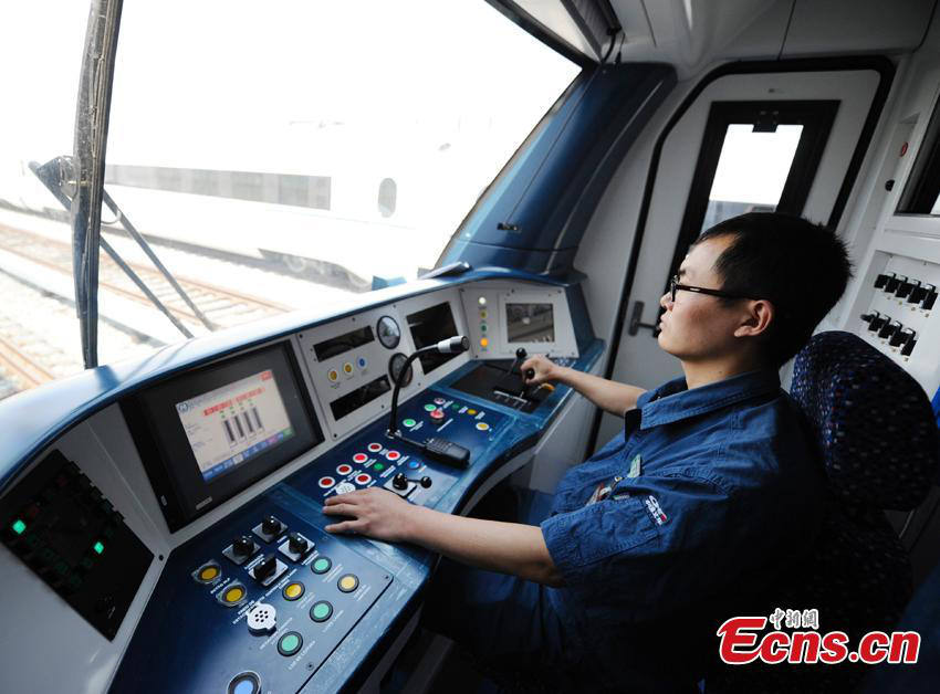 Un conducteur teste une rame de métro qui sera utilisée lors des Jeux Olympiques de 2016 à Rio de Janeiro dans les locaux de l’usine de la société Changchun Railway Vehicles, dans la ville de Changchun (Province du Jilin), le 25 mai 2015. [Photo / ecns.cn]