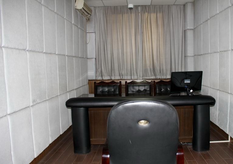 La salle spéciale pour les premiers interrogatoires