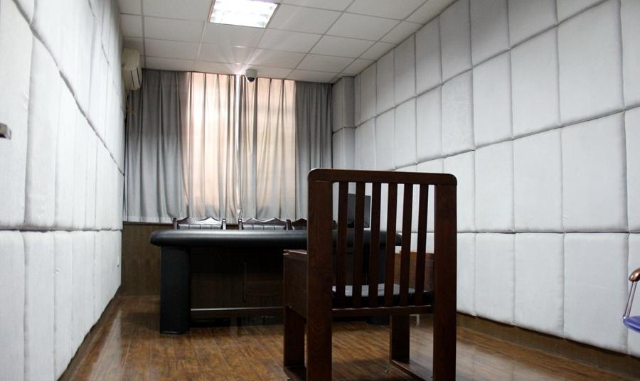 La salle spéciale pour les premiers interrogatoires
