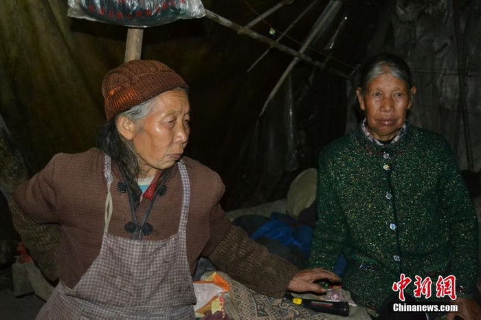 Ils vivent dans une grotte depuis près de 50 ans