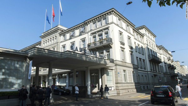 L'Hôtel Baur au Lac de Genève, où les arrestations ont eu lieu.