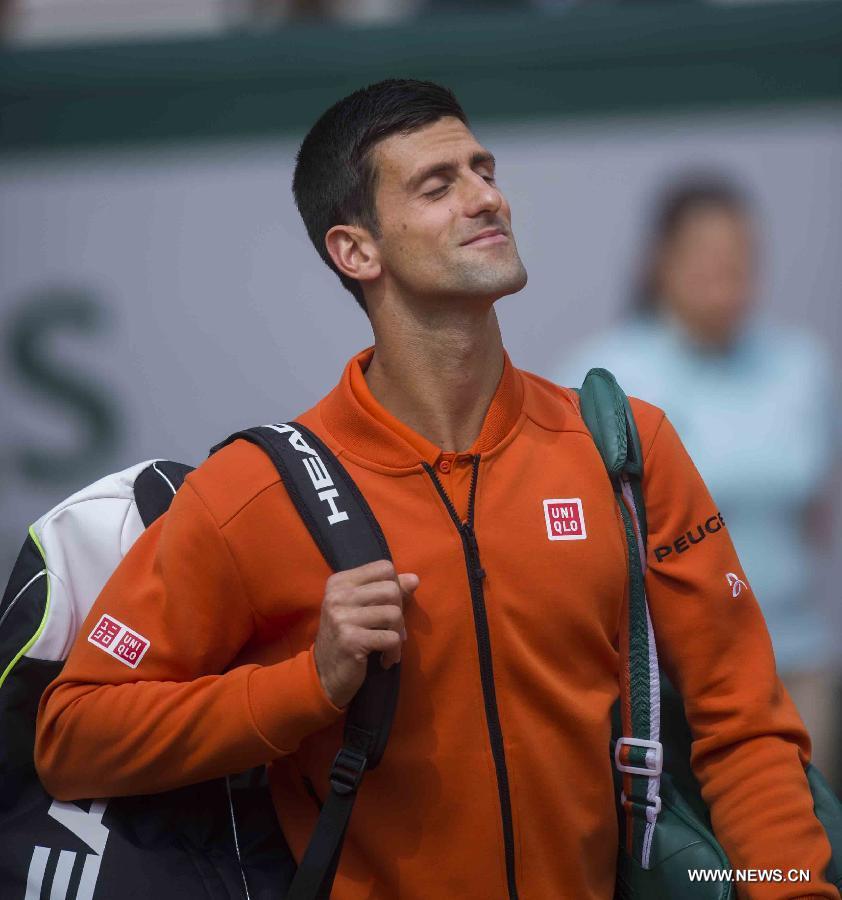 Le Serbian Novak Djokovic lors du premier tour du Tournoi de Roland-Garros, le 27 mai 2015 à Paris. Djokovic a remporté le match 3-0, à Roland-Garros, contre le Finlandais Jarkko Nieminen. (Xinhua/Chen Xiaowei)