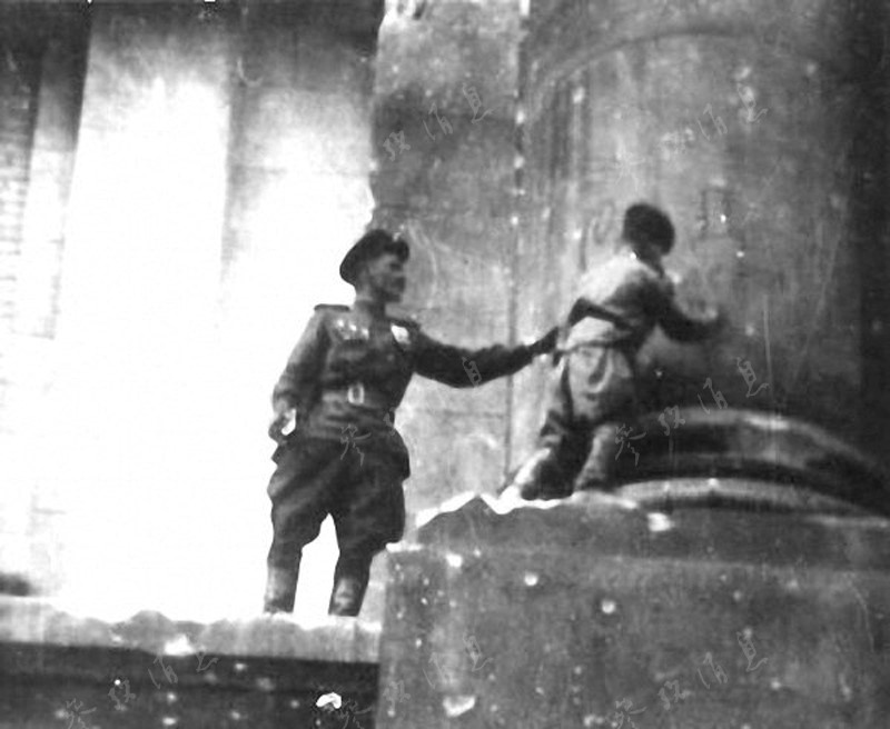 A Berlin, un jeune cadet se distrait après l’invasion du Reichstag par les soldats Soviétiques.