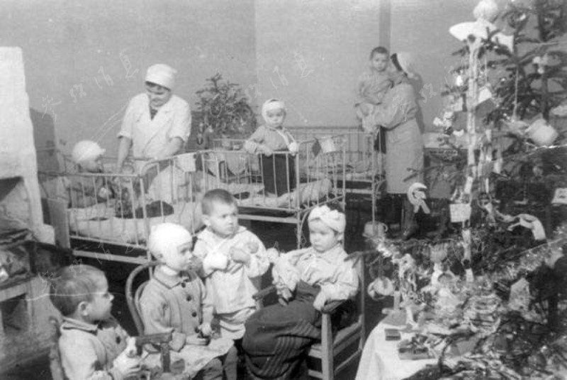 Des enfants blessés pendant les combats fêtent  Noël dans une maison d'enfant » de Leningrad.