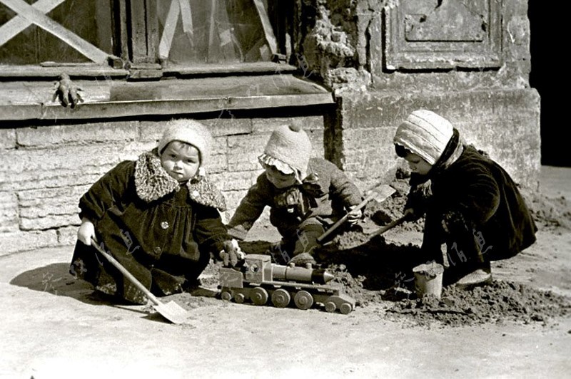 Pendant le siège de Leningrad par les allemands, des enfants jouant dans la rue.