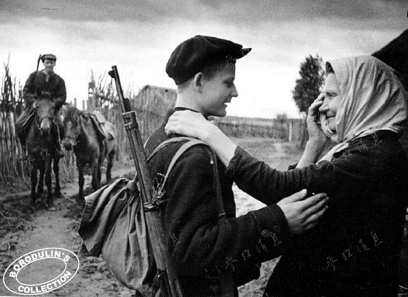 Un jeune partisan se prépare à aller au combat, en 1941.