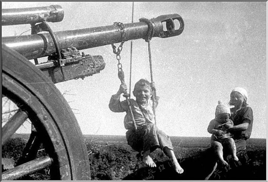 Un enfant se balance sous un canon.