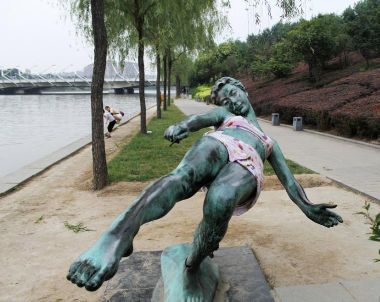 Une sculpture dans le Henan habillée par des inconnus