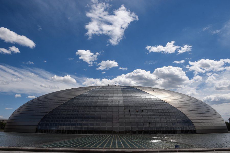Le Centre national pour les arts de la scène sous un ciel bleu et des nuages blancs, le 11 juin à Beijing. [Photo / Xinhua]