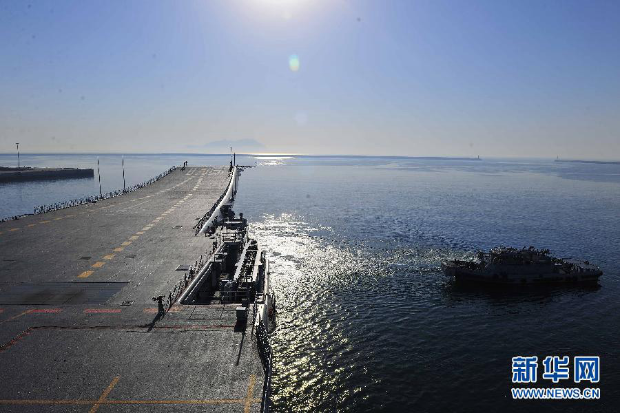 Le porte-avions chinois Liaoning quitte son port pour un entraînement et des tests