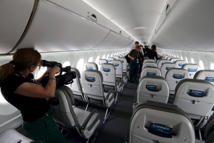 Des journalistes visitent la cabine de l'avion Bombardier CS100 après une conférence de presse. Les avions de la nouvelle série C à couloir central de Bombardier dépassent toutes les attentes d'efficacité en matière de carburant et de performances, a déclaré le fabricant canadien le 14 juin, au moment où il essaie de stimuler les ventes de l'avion. [Photo / Agences]