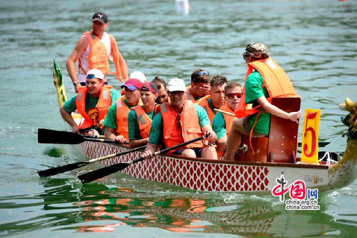 Beijing : grande course de bateaux-dragons sur le lac Jinhai