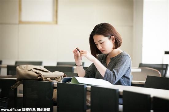 Min Jiyoon, une étudiante étrangère, assise dans une salle de classe de l'Université de Pékin, revérifie sa thèse de fin d'études.