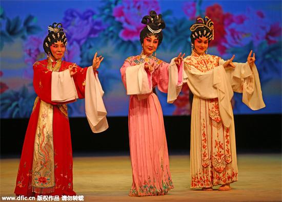 Trois étudiantes étrangères donnent une démonstration d'opéra traditionnel chinois