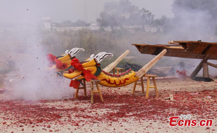 Une cérémonie, telle qu'elle se tient habituellement pour baptiser un nouveau bateau-dragon, dans le comté de Daoxian de la province du Hunan, en Chine centrale.