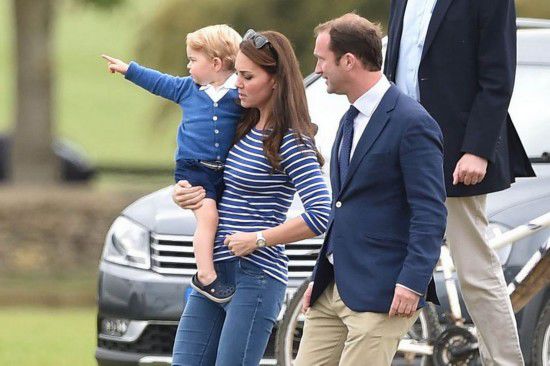 Le petit prince George regarde son père jouer au polo