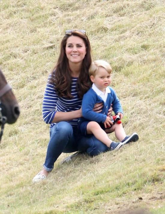 Le petit prince George regarde son père jouer au polo