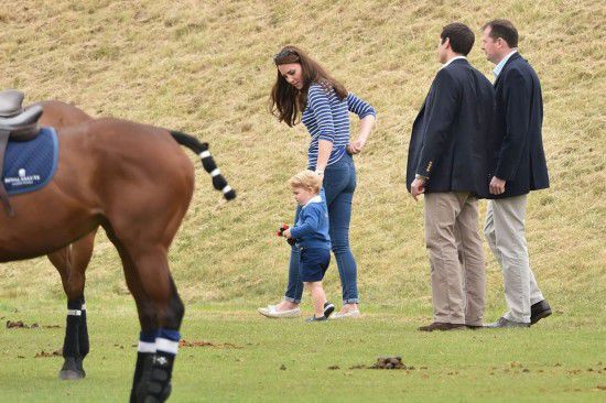 Le petit prince George regarde son père jouer au polo